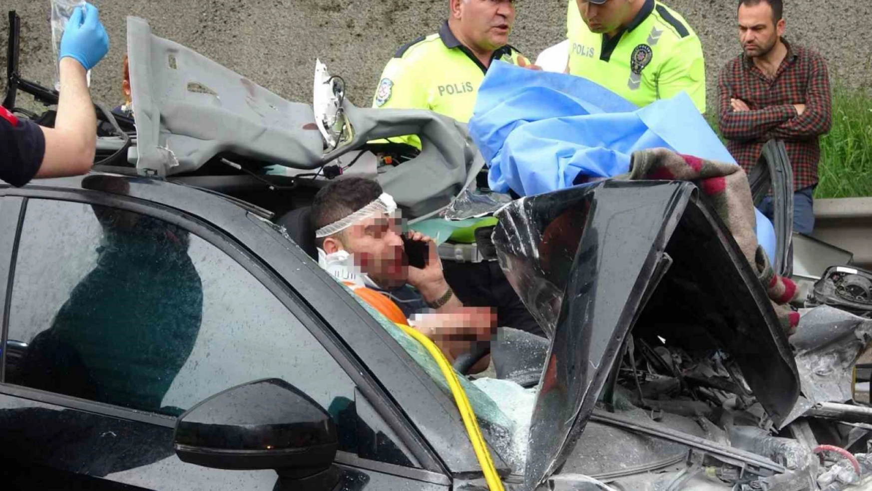 TEM'de feci kaza: Otomobil paramparça oldu, sıkışan sürücü dakikalarca telefonda konuştu