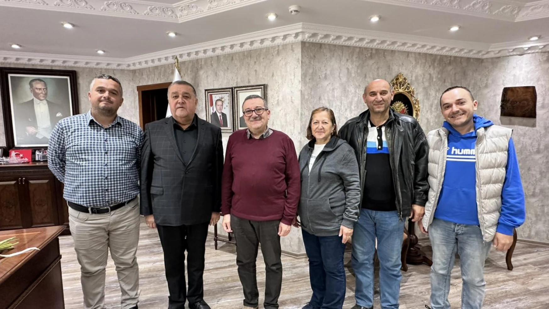 Tiyatro grubu Başkan Fırıncıoğlu'yu ziyaret etti