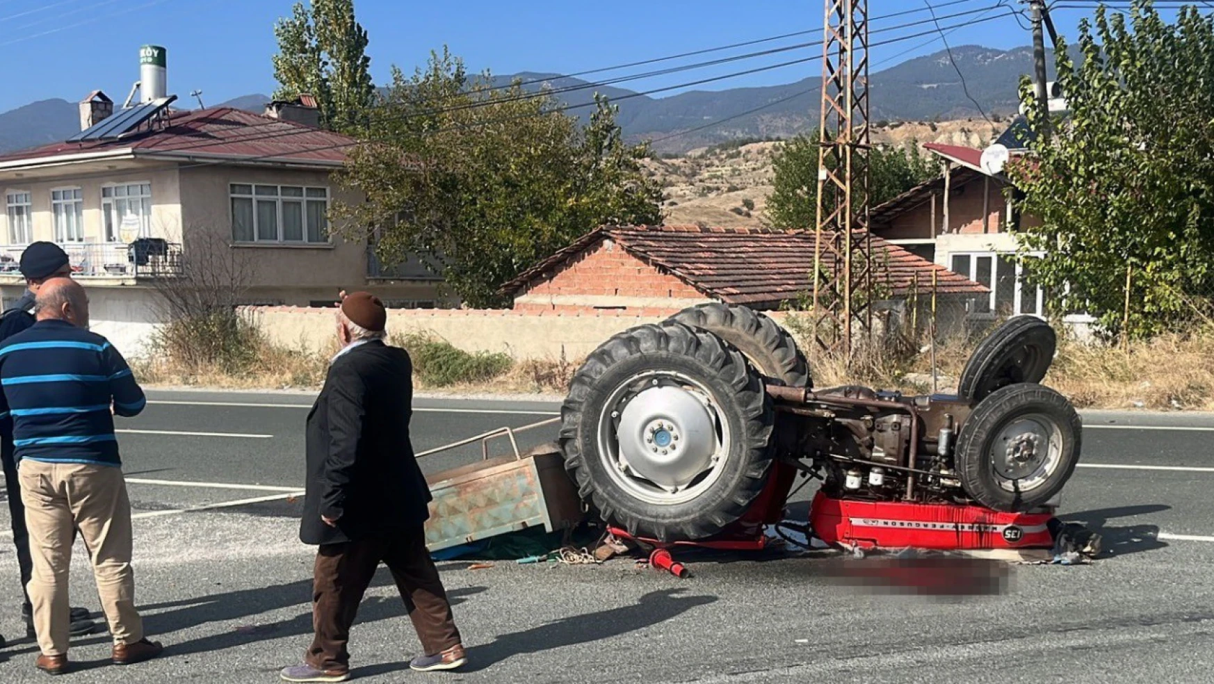 Tosya'da ciple çarpışan traktör devrildi, 80 yaşındaki sürücü yaralandı