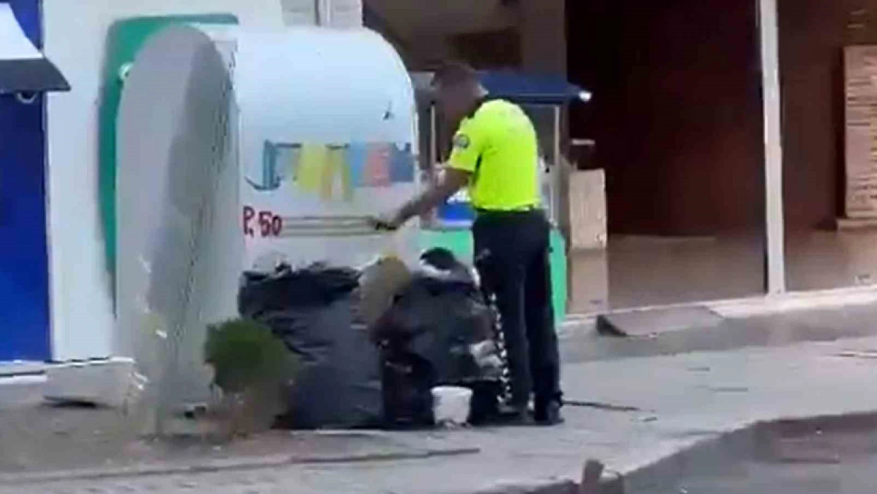 Trafik polisi Türk bayrağını çöpten alıp ekip aracına bıraktı