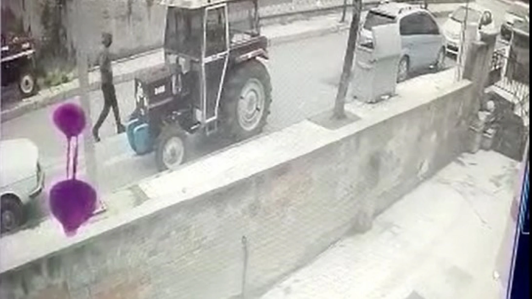 Traktör hırsızlığı güvenlik kamerasında
