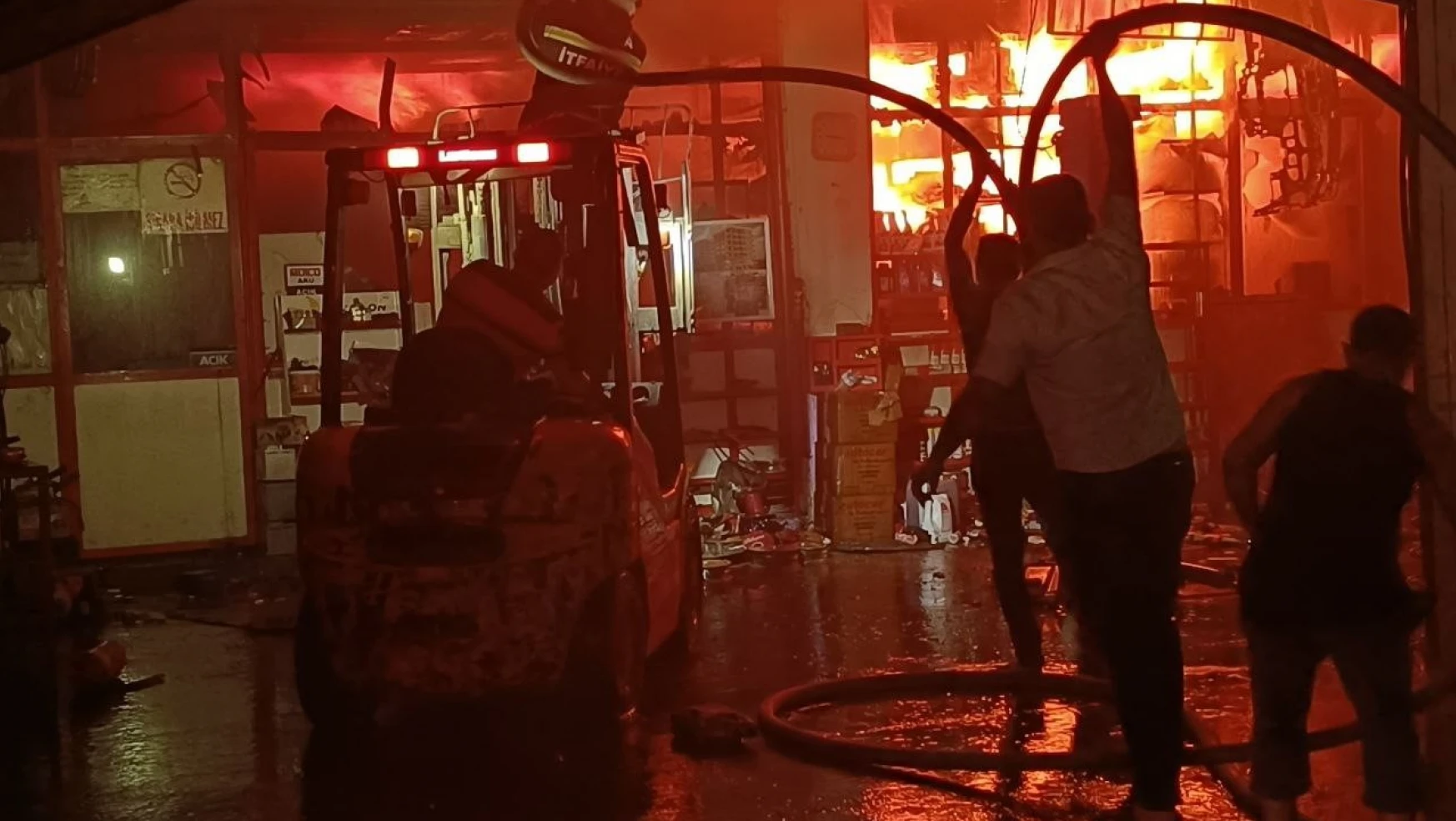 Turgutlu Sanayi Sitesi'nde yangın 3 işyeri küle döndü