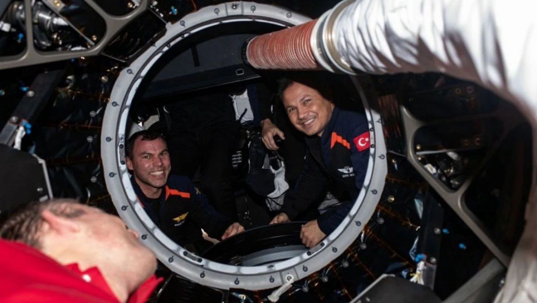Türkiye'nin ilk astronotu Gezeravcı kenetlenme sonrası çekilen fotoğraf paylaştı
