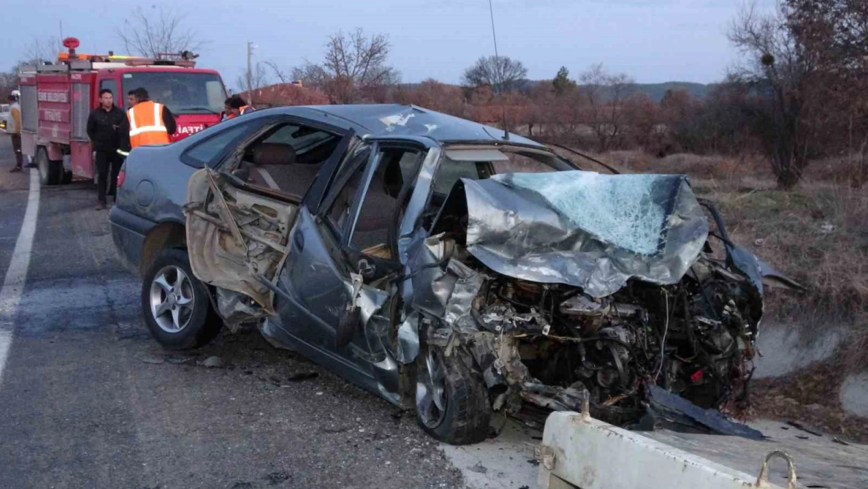 Uşak'ta iki otomobil kafa kafaya çarpıştı: 1 ölü, 2 yaralı