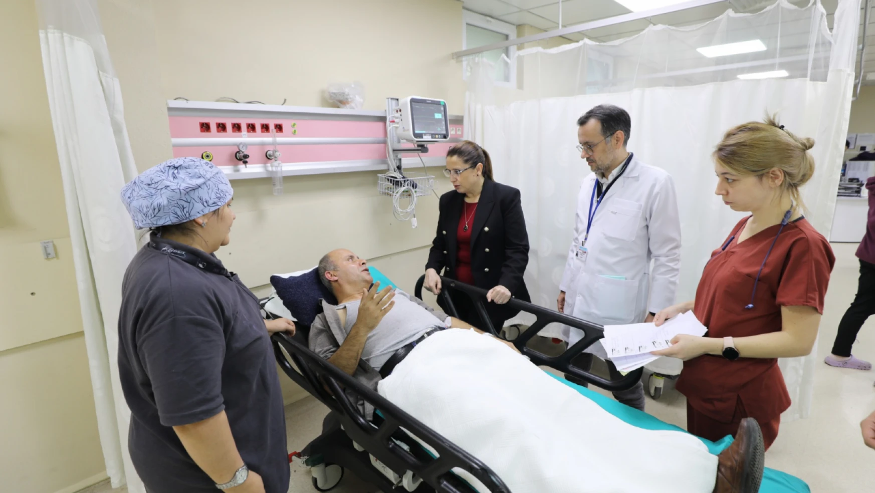Vali Arslan hastanede yaralıları ziyaret etti