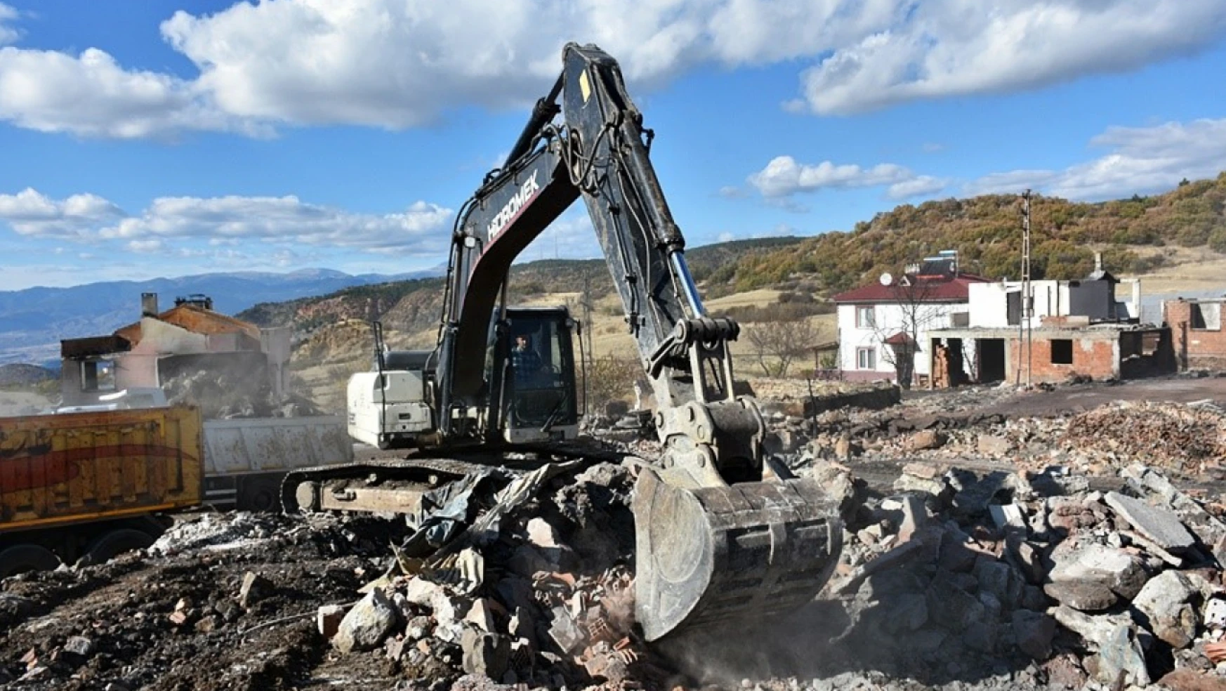 Yanan 53 evin enkazı kaldırılıyor