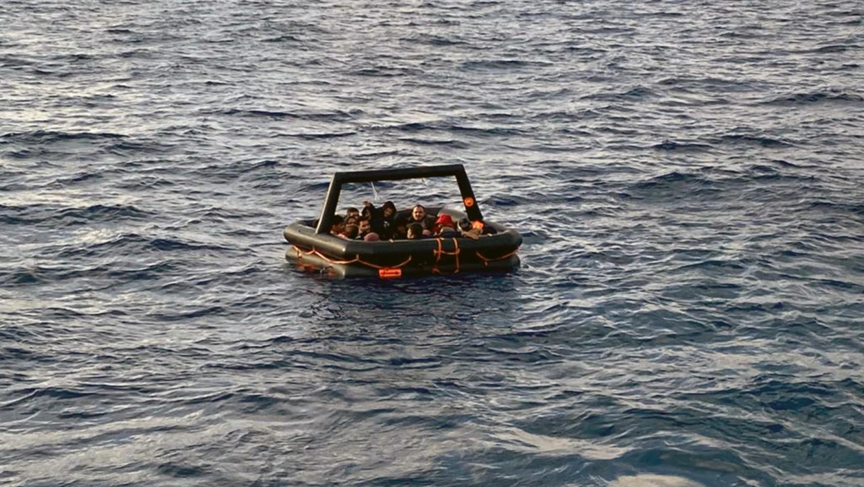 Yunan unsurlarınca ölüme terk edilen 50 kaçak göçmen kurtarıldı