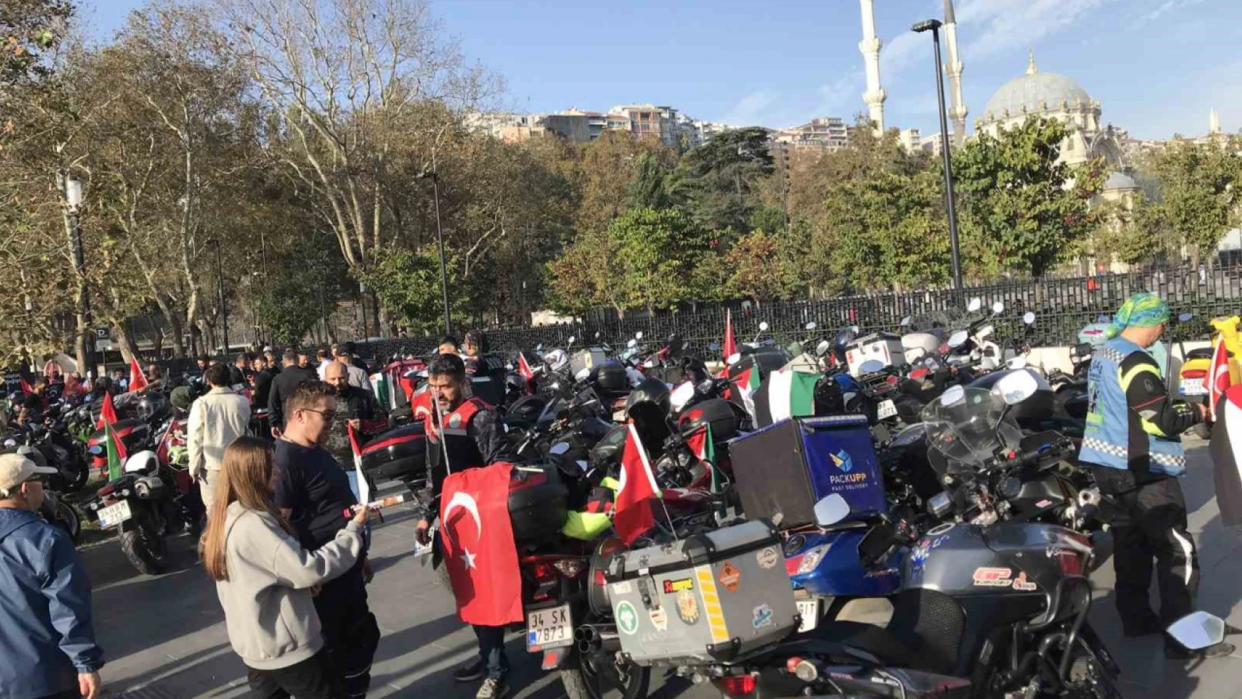 Yüzlerce motosikletli Filistin'e destek için konvoyda buluştu