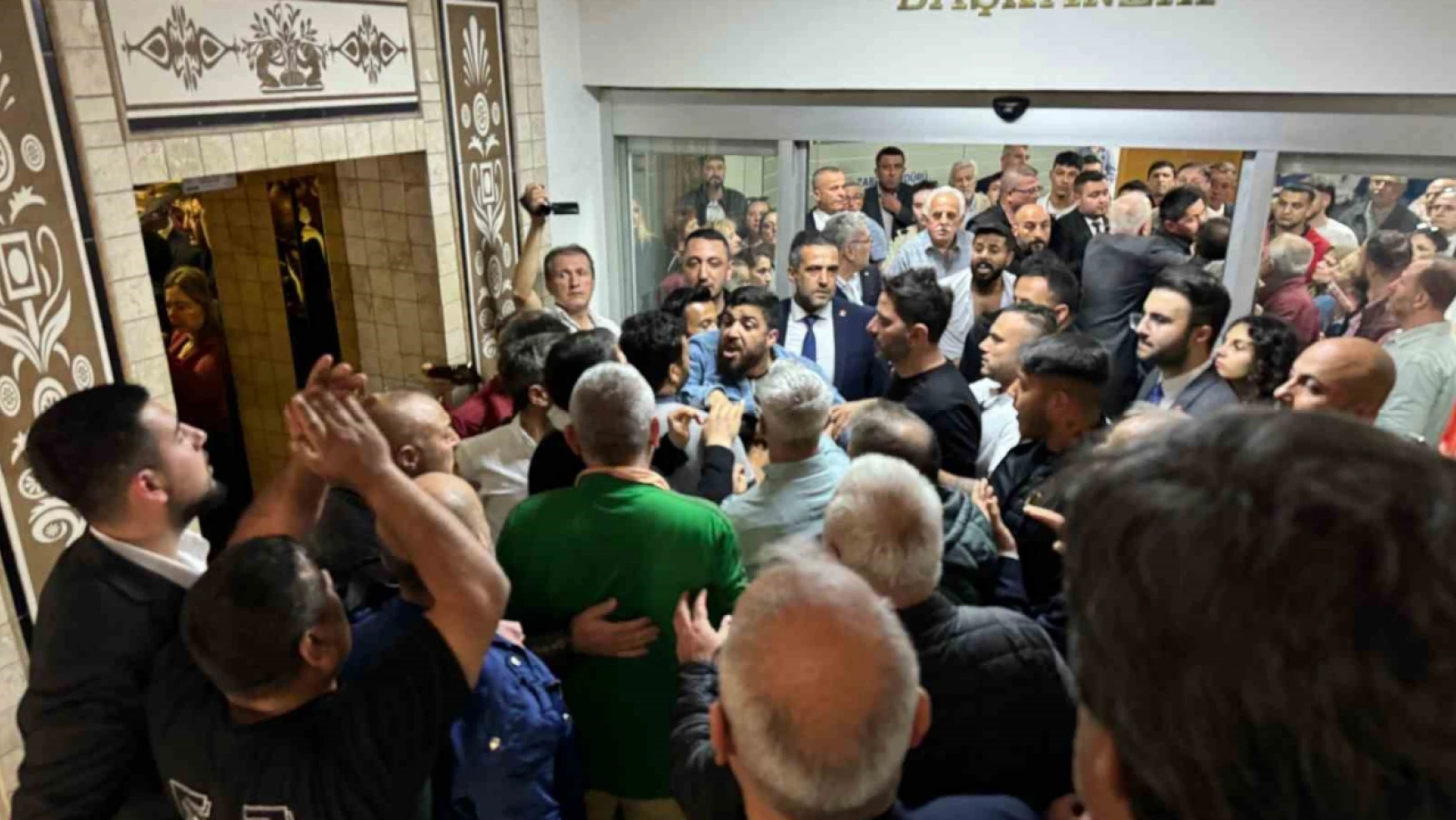 Zonguldak Belediyesi'nde devir teslim töreni sonrası arbede