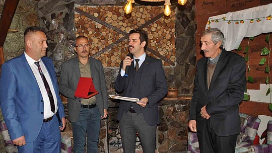 30 yıllık muhtar plaketle onurlandırıldı