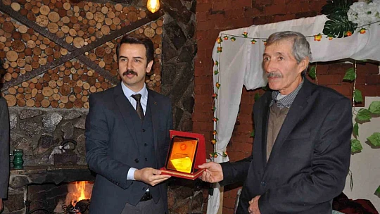 30 yıllık muhtar plaketle onurlandırıldı
