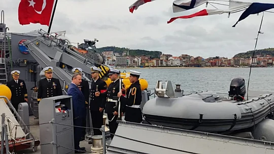 Mayın gemisi TCG Edincik Amasra'da büyük ilgi gördü