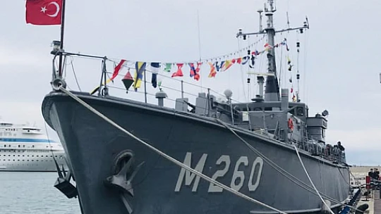 Mayın gemisi TCG Edincik Amasra'da büyük ilgi gördü