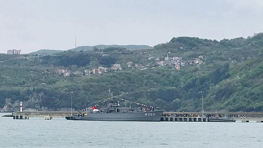 Mayın gemisi TCG Edincik Amasra'da büyük ilgi gördü