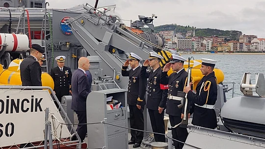 Mayın gemisi TCG Edincik Amasra'da büyük ilgi gördü