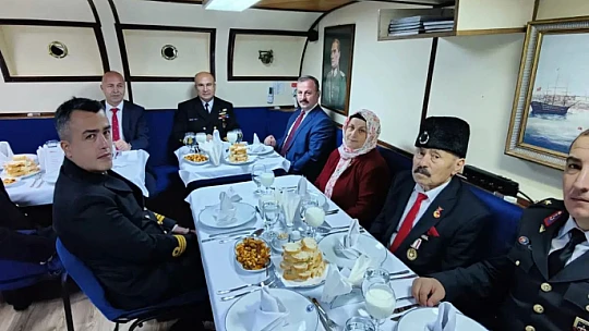 Mayın gemisi TCG Edincik Amasra'da büyük ilgi gördü