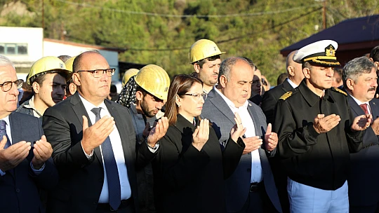 Şehit madencilerin anıldığı törende duygulu anlar