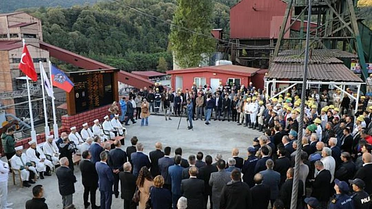 Şehit madencilerin anıldığı törende duygulu anlar