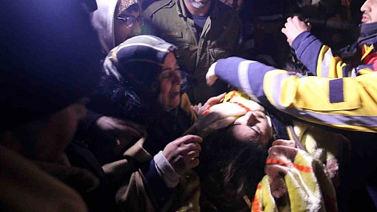 45 saat sonra İsrail ekibinin yardımlarıyla çıkartıldı