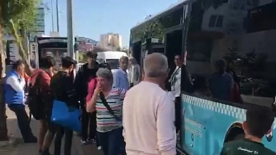 Yolculara kızıp otobüsü terketti