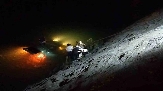 Artvin'de Çoruh Nehri'ne düşen araçtan sağ çıktılar