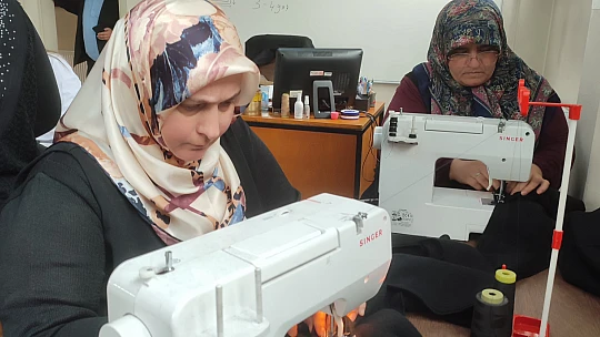 Depremzede çocuklar için atkı bere diktiler