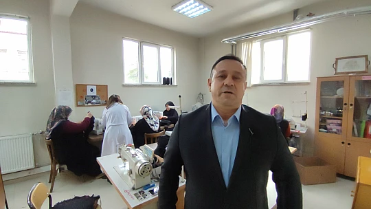 Depremzede çocuklar için atkı bere diktiler