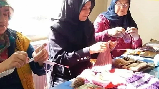Depremzede çocuklar için atkı bere diktiler