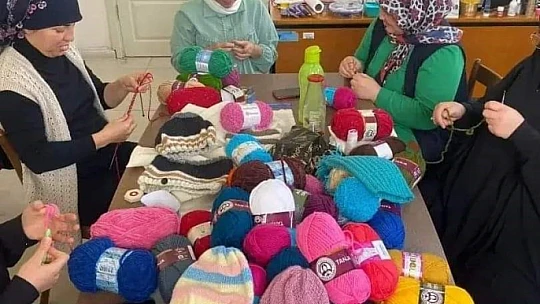Depremzede çocuklar için atkı bere diktiler