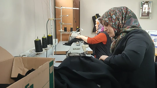 Depremzede çocuklar için atkı bere diktiler