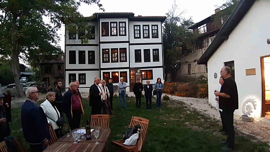 Belçika'dan gelerek ebru sanatını öğrendi, Mudurnu'da sergi açtı