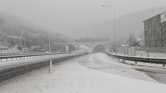Bolu Dağı'nda yoğun kar yağışı etkili oluyor
