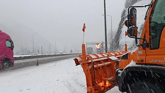 Bolu Dağı'nda yoğun kar yağışı etkili oluyor