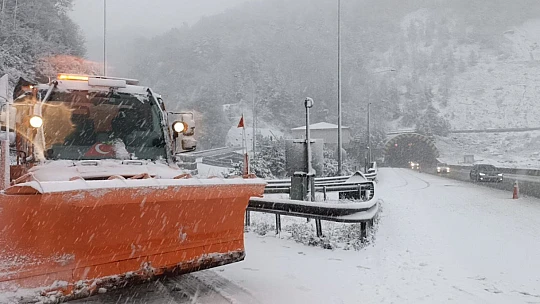 Bolu Dağı'nda yoğun kar yağışı etkili oluyor