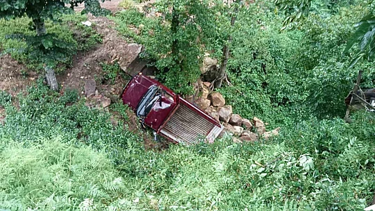 Çay toplamaya gidenleri taşıyan kamyonet şarampole uçtu: 3 yaralı