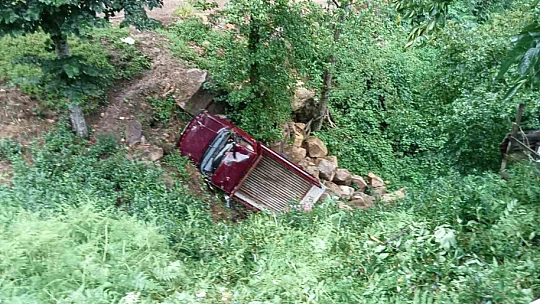Çay toplamaya gidenleri taşıyan kamyonet şarampole uçtu: 3 yaralı