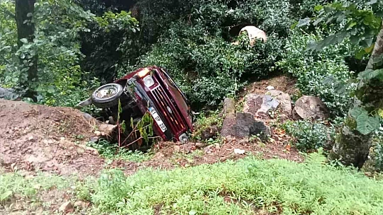 Çay toplamaya gidenleri taşıyan kamyonet şarampole uçtu: 3 yaralı