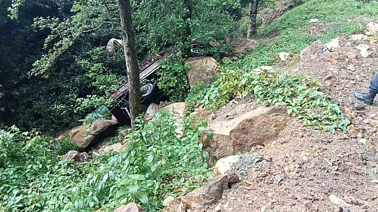 Çay toplamaya gidenleri taşıyan kamyonet şarampole uçtu: 3 yaralı