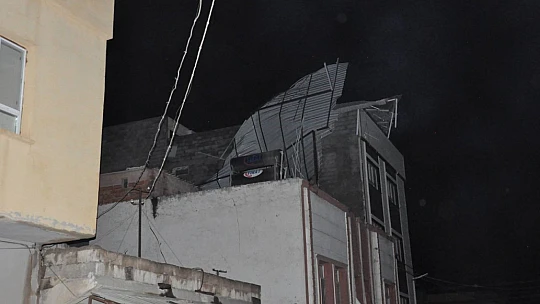 Dolu hayatı felç etti: Çatı çöktü, ağaçlar devrildi