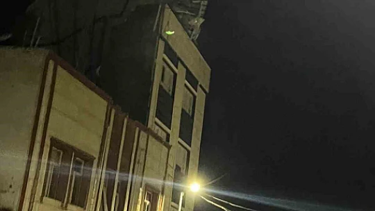 Dolu hayatı felç etti: Çatı çöktü, ağaçlar devrildi