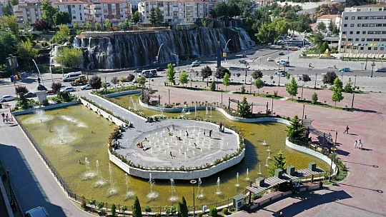 Çocuklar ıslanma havuzuna akın etti