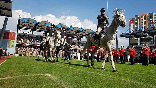 Cumhuriyet'in 100. yılı kutlamalarına komandolar damga vurdu