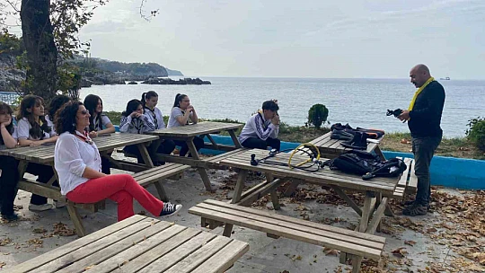 Cumhuriyet'in 100'üncü yılında deniz altında bayrak açtılar
