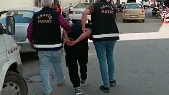 Deprem bölgesinde evleri soyan şüpheli yakalandı