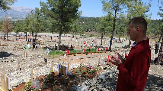 Depremin merkez üssündeki mezarlıkta buruk Anneler Günü