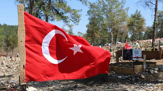 Depremin merkez üssündeki mezarlıkta buruk Anneler Günü