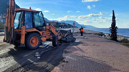 Dev dalgalar sebebiyle çöken yolda onarım çalışması başlatıldı