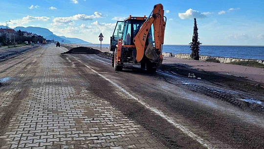 Dev dalgalar sebebiyle çöken yolda onarım çalışması başlatıldı