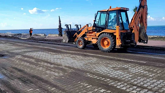 Dev dalgalar sebebiyle çöken yolda onarım çalışması başlatıldı