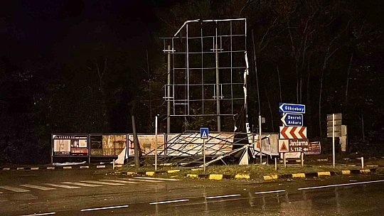 Dev tabela sert rüzgara dayanamayarak çöktü